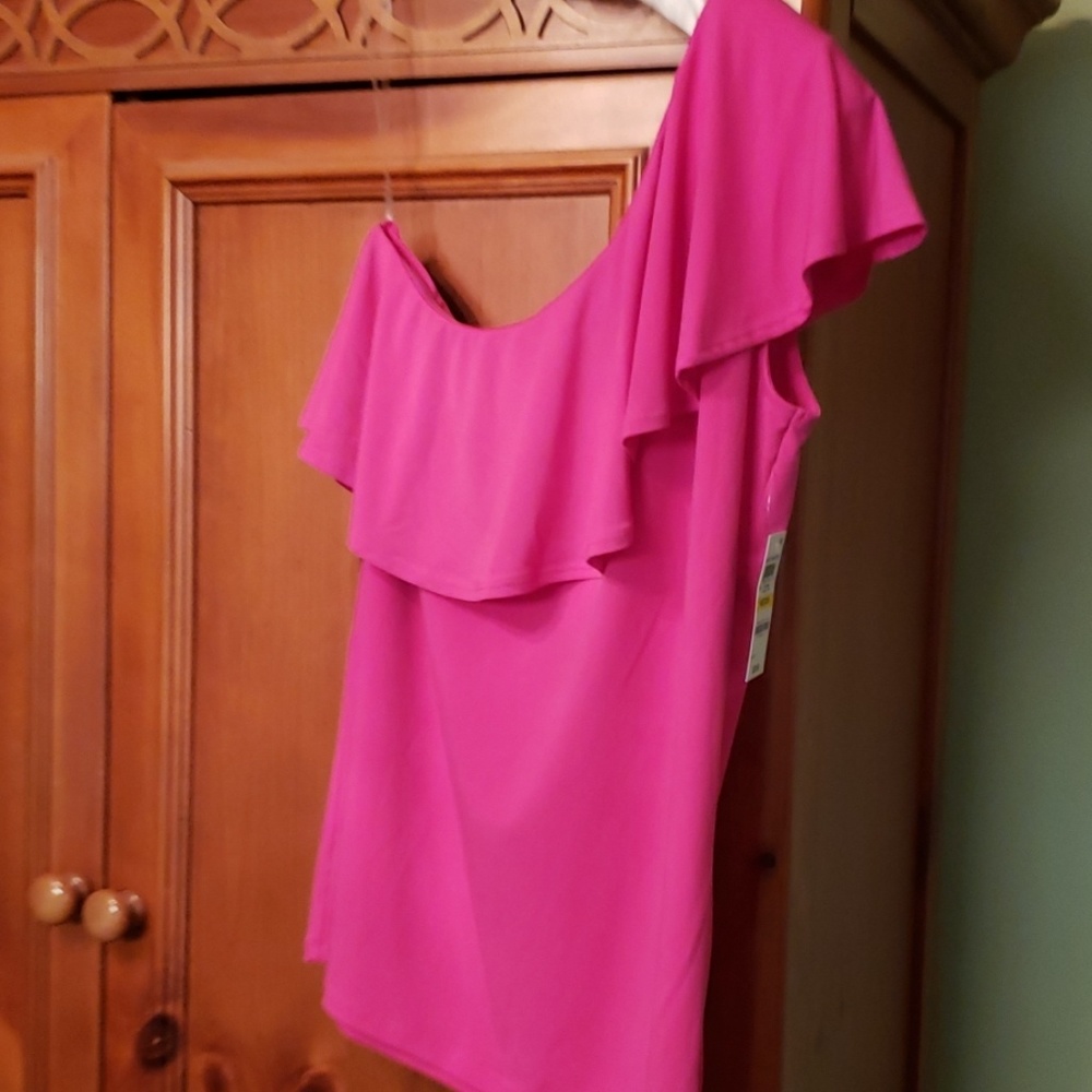 Ladies Pretty Pink Top. Brand new. Never worn.
